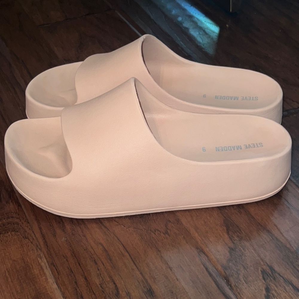 Steve Madden Astro blush nude slides sandals slip on platform shoes 9 with box